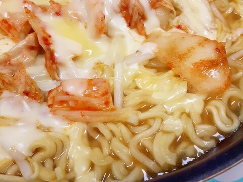 袋麺アレンジ！ピリ辛白菜キムチ＆チーズラーメン♪